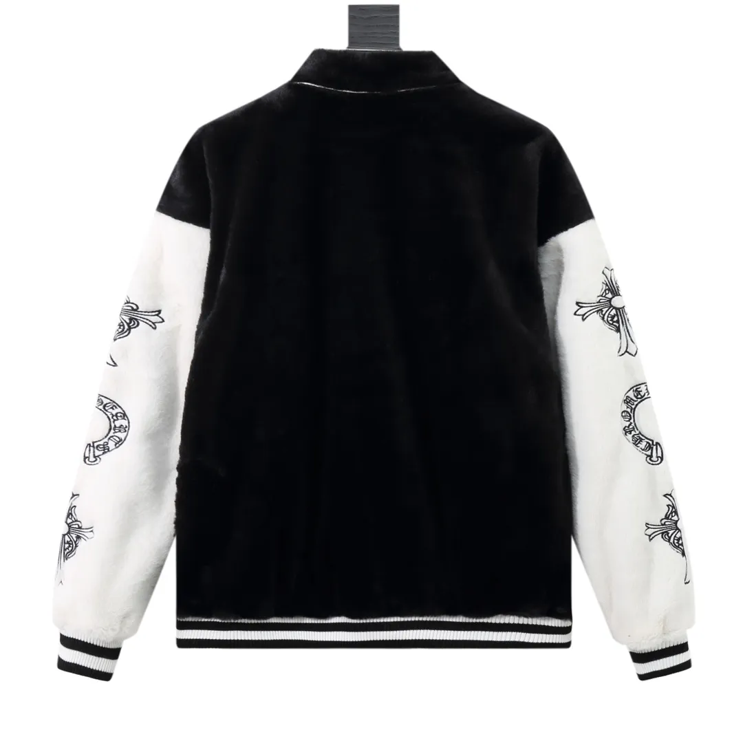P370 Model No. Y610 Chromehearts/Cro Heart Cross Embroidered Letters Leather Sleeves Spliced ​​Baseball Jacket Channel Boutique The most popular baseball jacket among fashionable men and fashionable women. There are versions at all levels of the market (you must compare the details). The most powerful quality control has been producing and researching baseball uniforms for 7 years. The details are exquisite. With it, you are the most beautiful boy in the world. The paint-coated full-face four-button buckle (button with LOGO), the average weight of the fabric is nearly 900 grams, and it is made of wool + eyeliner blended, custom-woven and dyed wool with high color fastness. The lining is made of silky and delicate cupro fiber! The texture is thick, the color is more uniform and beautiful, and the sharp edges and corners are full of three-dimensionality, showing laziness, casualness, and youthful vitality! size：M-XXL